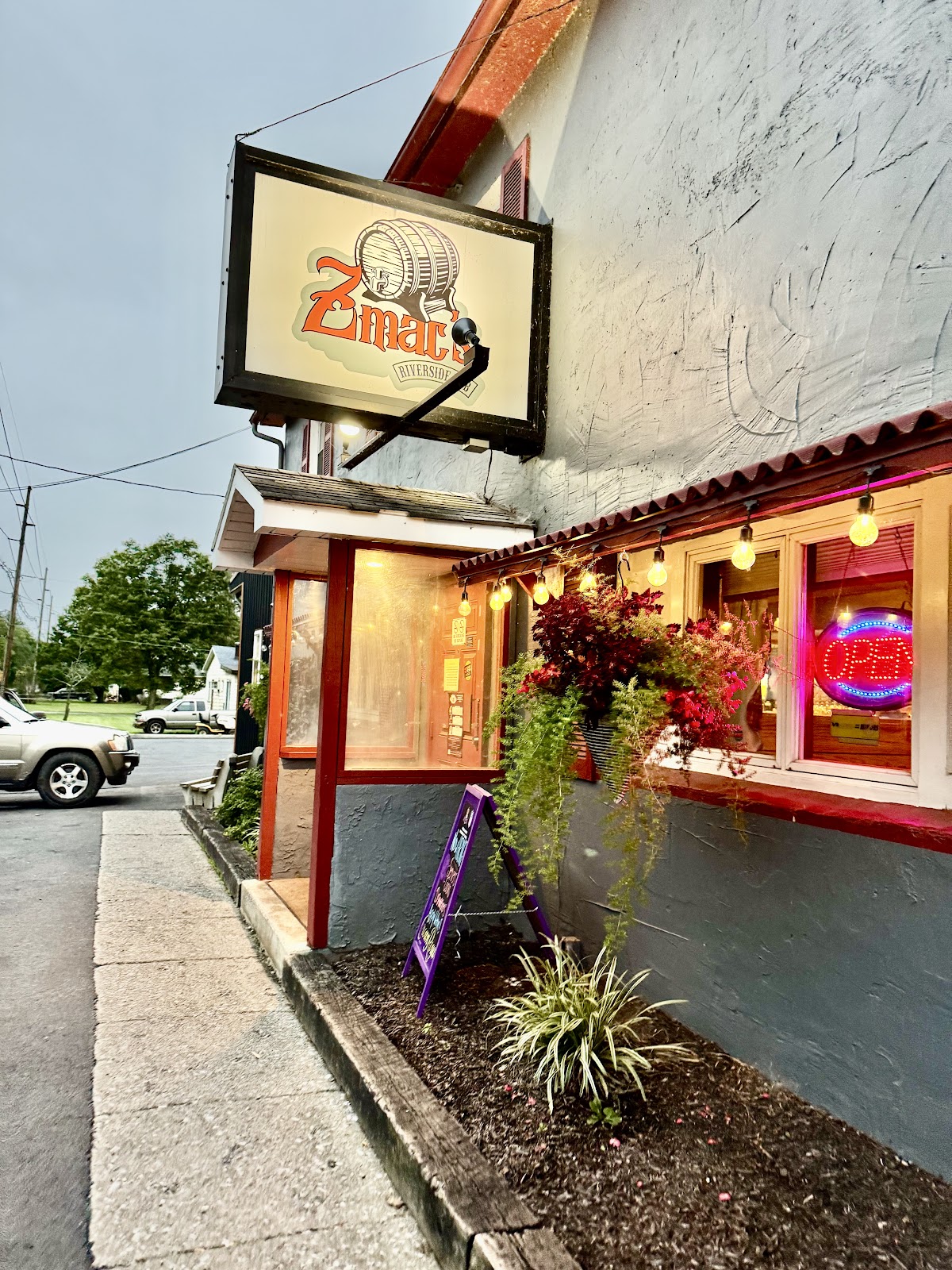 Zmac's Riverside Pub
